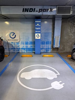 Mexico City, Mexico - 6 Eylül 2023: BMW ve Nissan Google Maps 'te Nissan Zero Emission adı verilen elektrikli ve hibrit araçlar için şarj noktaları eklediler