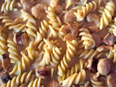 Kremalı soslu lezzetli fusilli makarna. Karides ve ahtapot gibi deniz ürünleri.