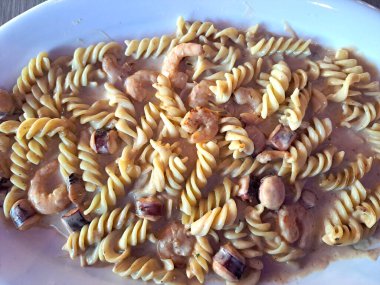 Kremalı soslu lezzetli fusilli makarna. Karides ve ahtapot gibi deniz ürünleri.