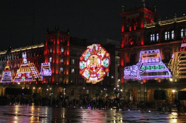 Mexico City, Mexico - 6 Eylül 2023: Tarih Merkezi 'nin Plaza de la Constitucion Zocalo' sunda Bağımsızlık Çığlığı ile aydınlandı