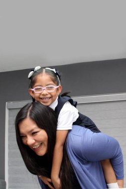 Boşanmış bekar bir anne ve üniformalı 4 yaşında bir kız çocuğu, Latin esmer kızlar oynuyor, okuldan sonra iyi vakit geçiriyorlar.