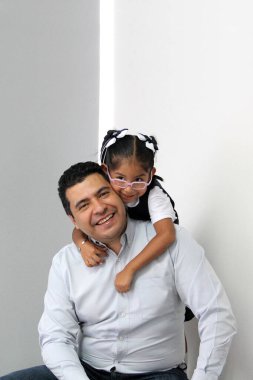 Boşanmış bekar bir baba ve üniformalı 5 yaşındaki kızı. Siyah Latinler oyun oynuyor, eğleniyor ve okuldan sonra kaliteli zaman geçiriyor.