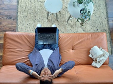 40 yaşında esmer tenli Latin bir adam evinin oturma odasında laptopuyla ofisini yapıyor. Çok stresli ve hayal kırıklığına uğramış.