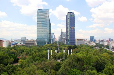 Mexico City, Meksika - 9 Ağustos 2023: Chapultepec Kalesi 'nin terasından Reforma Bulvarı' ndaki gökdelenlerin manzarası