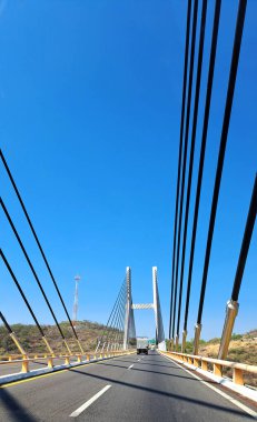 Guerrero, Meksika - 28 Nisan 2023: Mezcala Solidaridad Köprüsü Acapulco 'ya giden Sol Otoyolu' ndaki Balsas Nehri üzerinde kablo ile kaldı