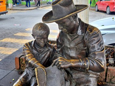 Xicotepec, Puebla, Meksika - 23 Kasım 2022: Çalışan topluluğu temsil eden sihirli kahve kasabasının merkezinde heykeller ve heykeller