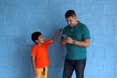 9 yaşında oğlu olan boşanmış bekar bir baba, koyu tenli Latinler cep telefonlarını kullanıyor, birbirlerini görmezden geliyorlar ve dikkat etmedikleri için üzülüyorlar.