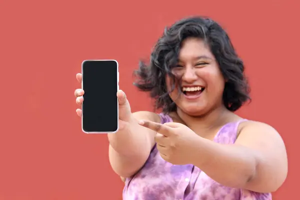 Fiatal Túlsúlyos Barna Latin Éves Mutatja Képernyőn Mobiltelefon Nagyon Boldog Stock Fotó