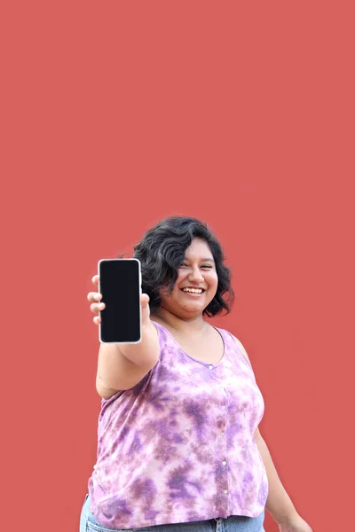Fiatal Túlsúlyos Barna Latin Éves Mutatja Képernyőn Mobiltelefon Nagyon Boldog Stock Kép