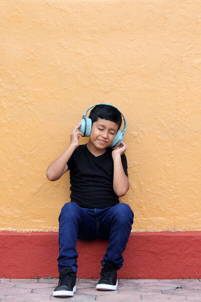 9-летний темнокожий латиноамериканец использует слуховые аппараты, которые изменяют способность к обучению, памяти и удержанию, вызывая социальную изоляцию, гипокаузию и звон в ушах