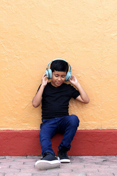 9-летний темнокожий латиноамериканец использует слуховые аппараты, которые изменяют способность к обучению, памяти и удержанию, вызывая социальную изоляцию, гипокаузию и звон в ушах