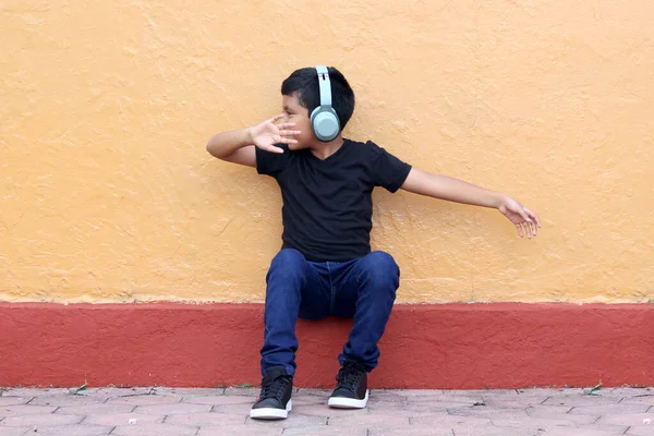 Дев Ятирічний Темношкірий Латиноамериканський Хлопчик Використовує Слухові Апарати Які Змінюють Стокова Картинка