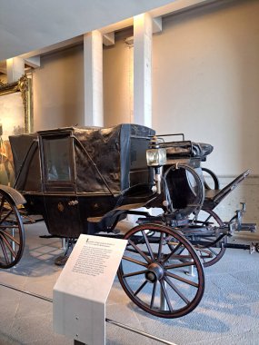 Mexico City, Mexico - 9 Ağustos 2023: Carriage Hall of the National Museum of History Chapultepec Castle bir taşıma eviydi ve şu anda Alcazar 'ın girişi konumundadır.