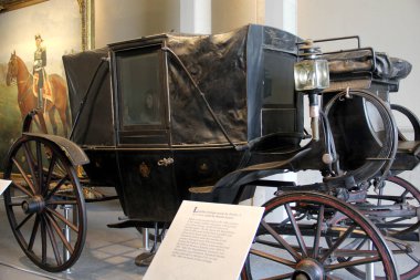 Mexico City, Mexico - 9 Ağustos 2023: Carriage Hall of the National Museum of History Chapultepec Castle bir taşıma eviydi ve şu anda Alcazar 'ın girişi konumundadır.