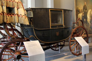 Mexico City, Mexico - 9 Ağustos 2023: Carriage Hall of the National Museum of History Chapultepec Castle bir taşıma eviydi ve şu anda Alcazar 'ın girişi konumundadır.