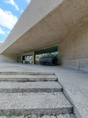 Mexico City, Mexico - 2 Ağustos 2023: Bosque de Chapultepec içindeki Rufino Tamayo Müzesi ulusal ve uluslararası modern ve çağdaş sanat eserlerini sunar.