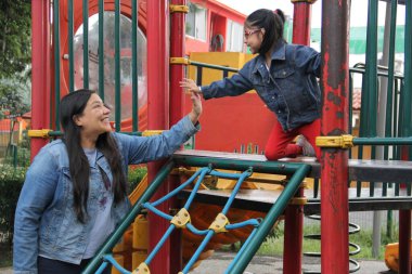 Boşanmış bekar anne ve 4 yaşındaki esmer Latin kız yoksulluk içinde teknolojisiz kaliteli zaman geçiriyorlar.