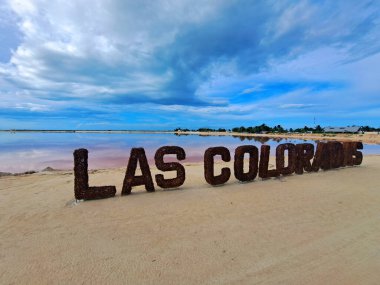 Yucatan, Meksika - 22 Kasım 2022: Pembe suyu olan Las Coloradas yarımadanın kuzey kıyısındaki bir nehir kıyısında bulunan küçük bir balıkçı limanıdır.