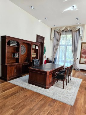 Mexico City, Mexico - 7 Şubat 2024: Başkanın ikametgahı Los Pinos Kültür Kompleksi Chapultepec Ormanı içinde halka açık bir alandır.