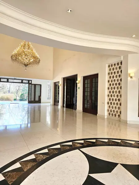 Mexico City, Mexico - 7 Şubat 2024: Başkanın ikametgahı Los Pinos Kültür Kompleksi Chapultepec Ormanı içinde halka açık bir alandır.