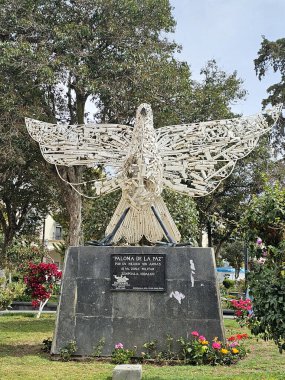 Zempoala, Hidalgo, Meksika - 14 Şubat 2024: Ana meydandaki büfe, belediye sarayı ve bankları görebileceğiniz Meksika Büyülü Kasabasının merkezi