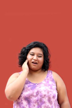 20 yaşındaki Latin esmer kadın dişlerindeki çürükler ya da azı dişlerindeki enfeksiyon yüzünden acı çekiyor.