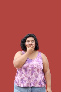 20 yaşındaki Latin esmer kadın dişlerindeki çürükler ya da azı dişlerindeki enfeksiyon yüzünden acı çekiyor.