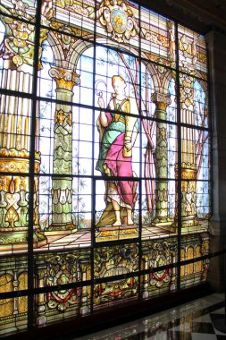 Mexico City, Meksika - 9 Ağustos 2023: Chapultepec Kalesi 'ndeki kurşun galeri adlı geniş bir koridorda Yunan Tanrıçalarının lekeli camları