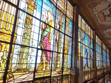 Mexico City, Meksika - 9 Ağustos 2023: Chapultepec Kalesi 'ndeki kurşun galeri adlı geniş bir koridorda Yunan Tanrıçalarının lekeli camları