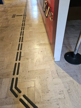 Kıvrımlı podotaktil yüzeyi olan kör ya da düşük görüş yolu, böylece yayalar ayaklarıyla ya da bastonlarıyla bir engeli, çıkışı ya da merdivenleri tanıyabilirler.