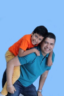 Boşanmış bekar baba ve 9 yaşındaki esmer tenli Latin oğlu Babalar Günü 'nü kutluyor ve kaliteli vakit geçiriyorlar.