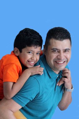 Boşanmış bekar baba ve 9 yaşındaki esmer tenli Latin oğlu Babalar Günü 'nü kutluyor ve kaliteli vakit geçiriyorlar.