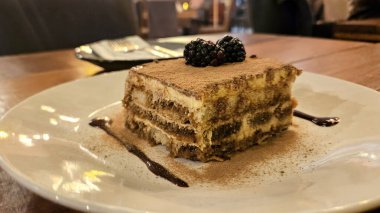 Tiramisu katmanlar halinde bir araya getirilmiş soğuk bir kektir. Bu tatlının kökeni Kuzeydoğu İtalya 'da kahve, sünger keki, yumurta sarısı, mascarpone ve kakao ile hazırlanmış.