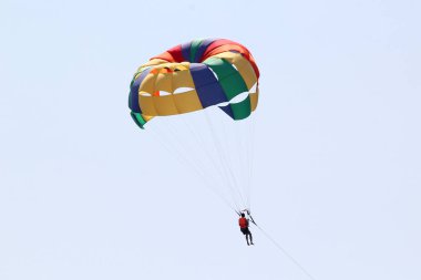Parasailing, Parasending veya Parakiting, paraşüte bağlı bir kişinin hızla bir tekne tarafından çekildiği ve suyun üzerinde yükselmelerine neden olan bir su aktivitesidir.