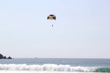 Parasailing, Parasending veya Parakiting, paraşüte bağlı bir kişinin hızla bir tekne tarafından çekildiği ve suyun üzerinde yükselmelerine neden olan bir su aktivitesidir.