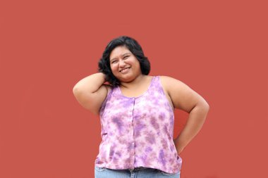 20 yaşında genç bir kadın, omurga kemikleri, eklemleri ve kasları zarar gördüğü için sırt ağrısı çekiyor.