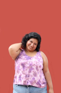 20 yaşında genç bir kadın, omurga kemikleri, eklemleri ve kasları zarar gördüğü için sırt ağrısı çekiyor.