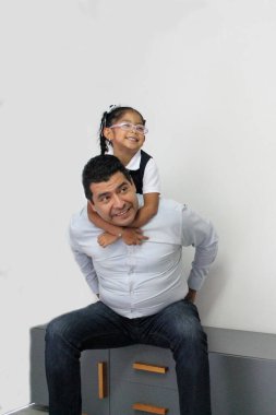 4 yaşındaki esmer Latin kızıyla birlikte boşanmış bekar bir baba. Okuldan sonra birlikte güzel vakit geçiriyorlar.