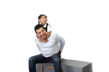 4 yaşındaki esmer Latin kızıyla birlikte boşanmış bekar bir baba. Okuldan sonra birlikte güzel vakit geçiriyorlar.