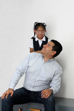 4 yaşındaki esmer Latin kızıyla birlikte boşanmış bekar bir baba. Okuldan sonra birlikte güzel vakit geçiriyorlar.