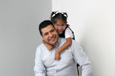 4 yaşındaki esmer Latin kızıyla birlikte boşanmış bekar bir baba. Okuldan sonra birlikte güzel vakit geçiriyorlar.