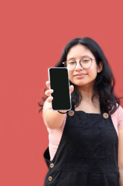 17 yaşındaki Latin kadın cep telefonu ekranını promosyonlar ve indirimlerle gösteriyor.