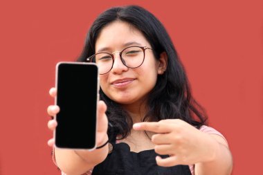 17 yaşındaki Latin kadın cep telefonu ekranını promosyonlar ve indirimlerle gösteriyor.