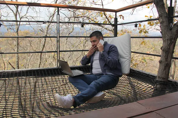 Jarige Donkere Latino Man Gebruikt Zijn Laptop Mobiele Telefoon Afstand — Stockfoto