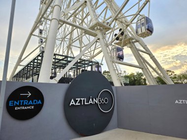 Mexico City, Mexico - 20 Aralık 2024: Aztlan 360 Çarkıfeleği, Aztlan Şehir Parkı 'nın 85 metre yüksekliğinde, Chapultepec Ormanı' nın ikinci bölümünde yer alan bir ikon.