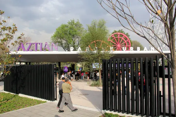 Mexico City, Mexico - 20 Aralık 2024: Chapultepec Ormanı 'nın İkinci Bölümü' nde bulunan Park Urbano Aztlan mekanik ve beceri oyunlarıyla dolu bir lunapark