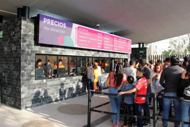 Mexico City, Mexico - 20 Aralık 2024: Chapultepec Ormanı 'nın İkinci Bölümü' nde bulunan Park Urbano Aztlan mekanik ve beceri oyunlarıyla dolu bir lunapark