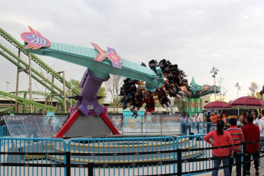 Mexico City, Mexico - 20 Aralık 2024: Chapultepec Ormanı 'nın İkinci Bölümü' nde bulunan Park Urbano Aztlan mekanik ve beceri oyunlarıyla dolu bir lunapark
