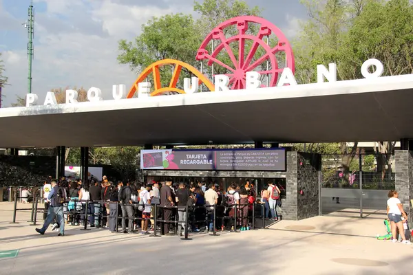 Mexico City, Mexico - 20 Aralık 2024: Chapultepec Ormanı 'nın İkinci Bölümü' nde bulunan Park Urbano Aztlan mekanik ve beceri oyunlarıyla dolu bir lunapark