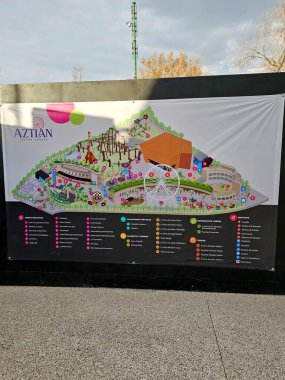 Mexico City, Mexico - 20 Mart 2024: Aztlan Şehir Parkı Chapultepec Ormanı 'nın İkinci Bölümü Mekanik ve beceri oyunlarıyla dolu bir lunapark